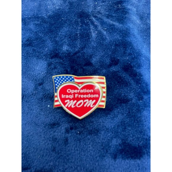 "OPERATION IRAQI FREEDOM MOM" Flag Hat / Lapel Pin US ARMY (1-1/16" metal Pin)‎ - Picture 2 of 3